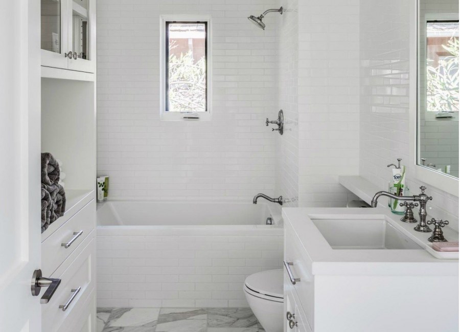 Маленькая ванная в белом цвете