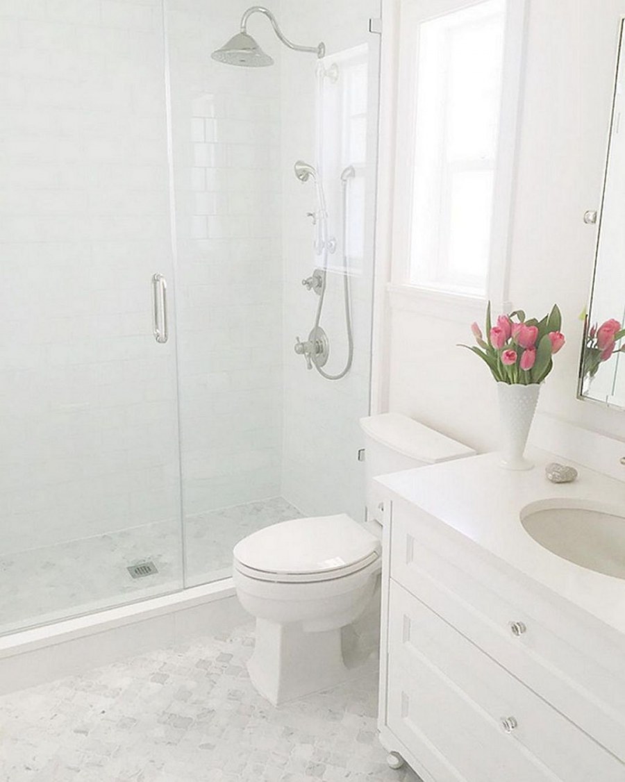 Чисто белая ванная комната