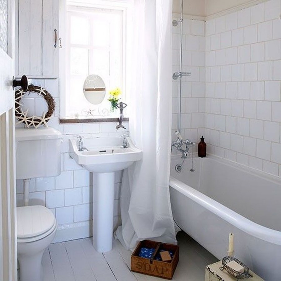Белая ванная комната в стиле ретро