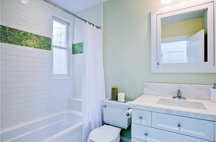 Белые стены в ванной комнате