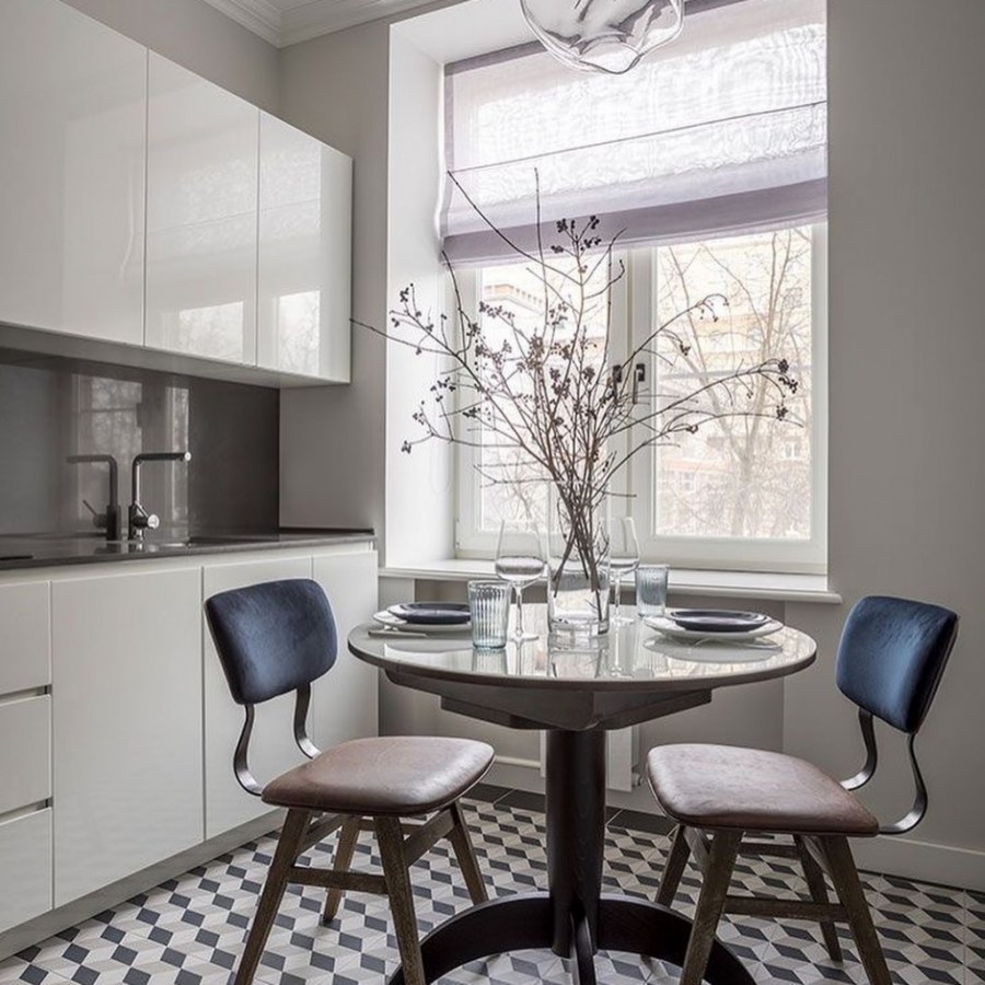 Круглый стол на маленькой кухне