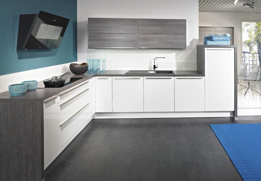 Кухня с серой столешницей