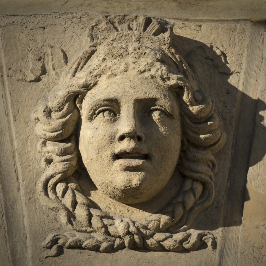 Маскарон голова девушки