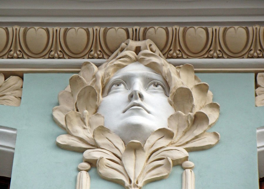 Маскароны в Московской архитектуре