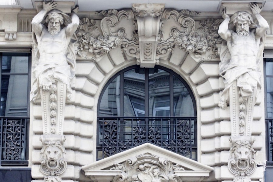 Статуи кариатид и Атлантов в Барокко