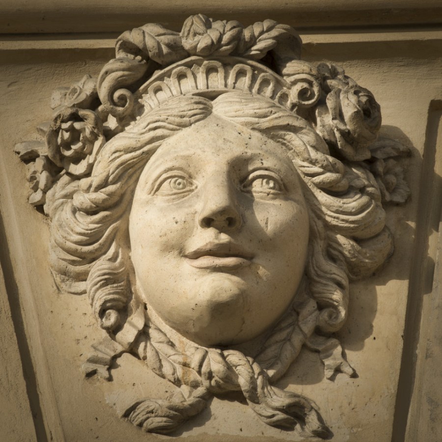 Маскарон богиня Луны