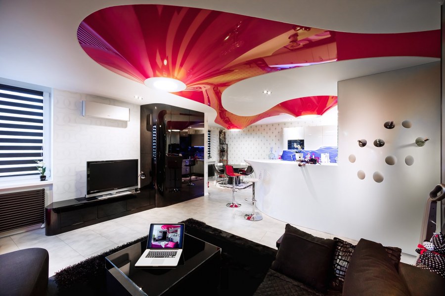 Необычный натяжной потолок в гостиной