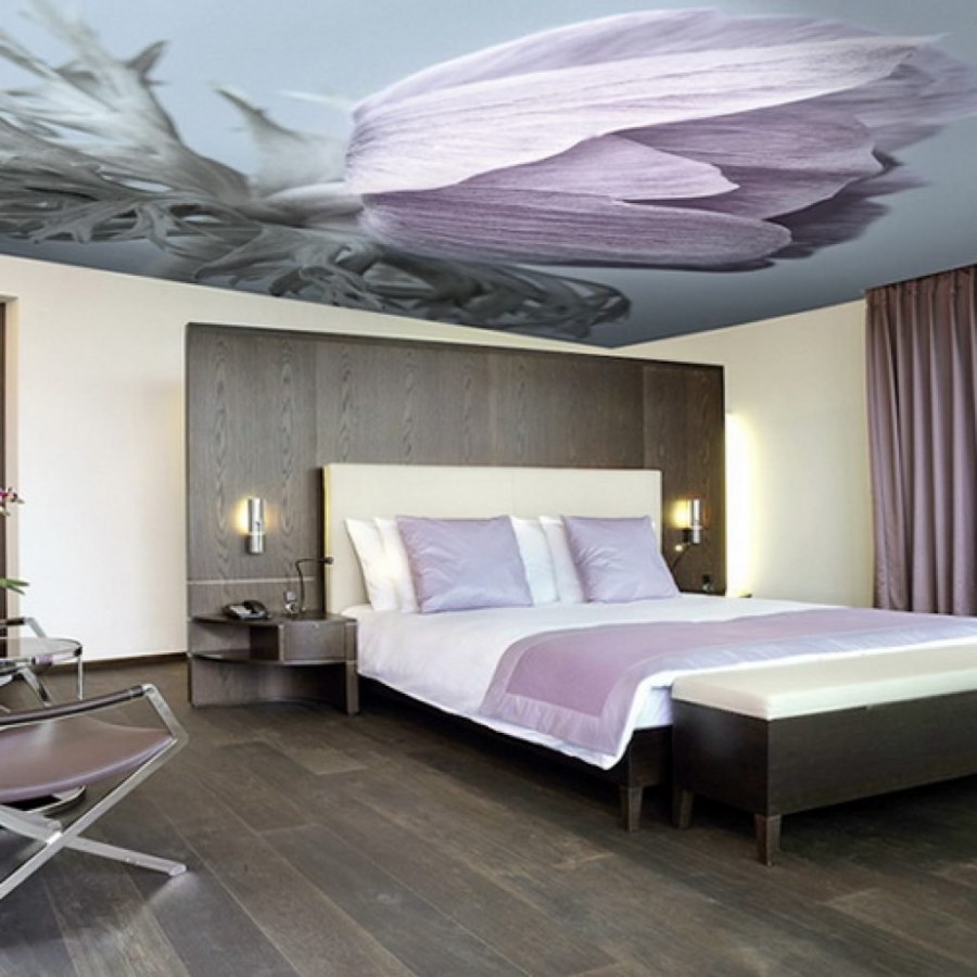 Белый потолок с лепниной