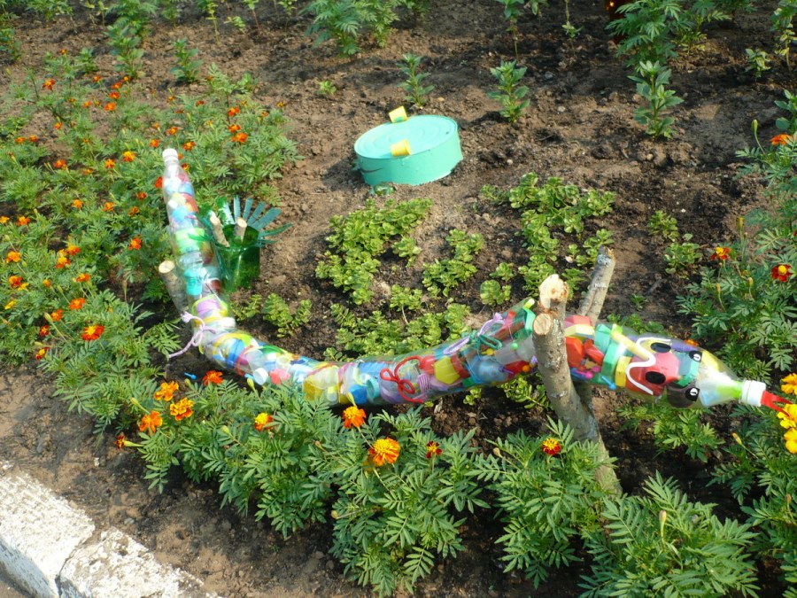 Украшение территории сада