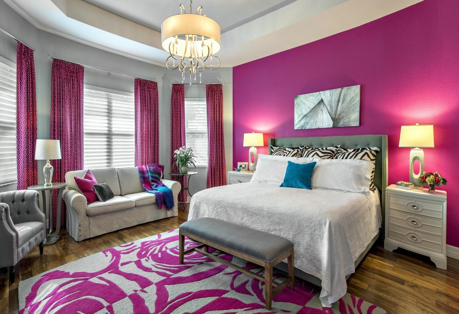 Спальня с розовыми акцентами