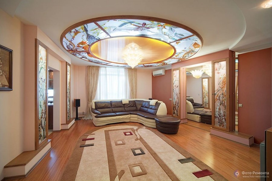 Витражи в интерьере гостиной