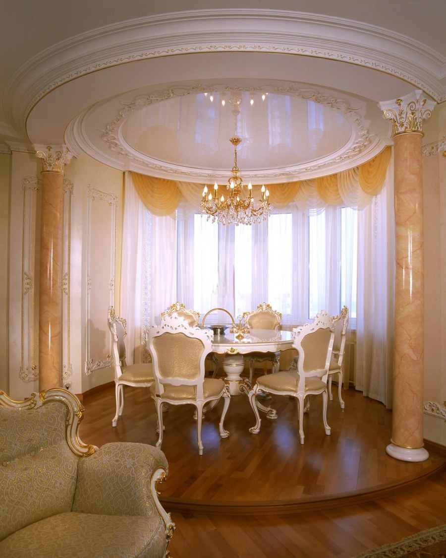 Гостиная с колоннами в классическом стиле