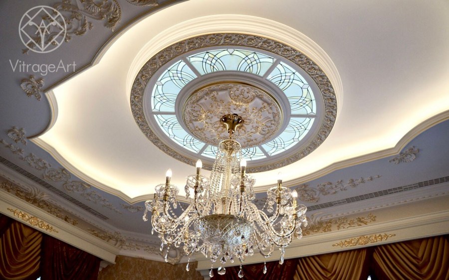 Классический потолок с лепниной