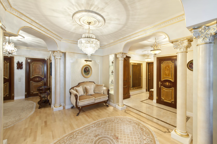 Колонны в интерьере гостиной