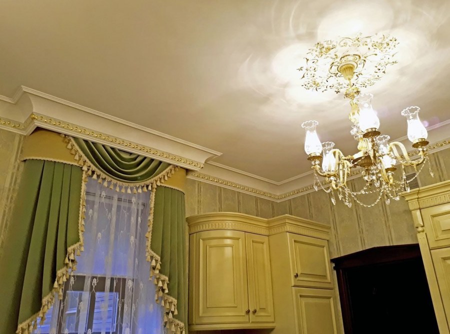 Натяжной потолок с лепниной