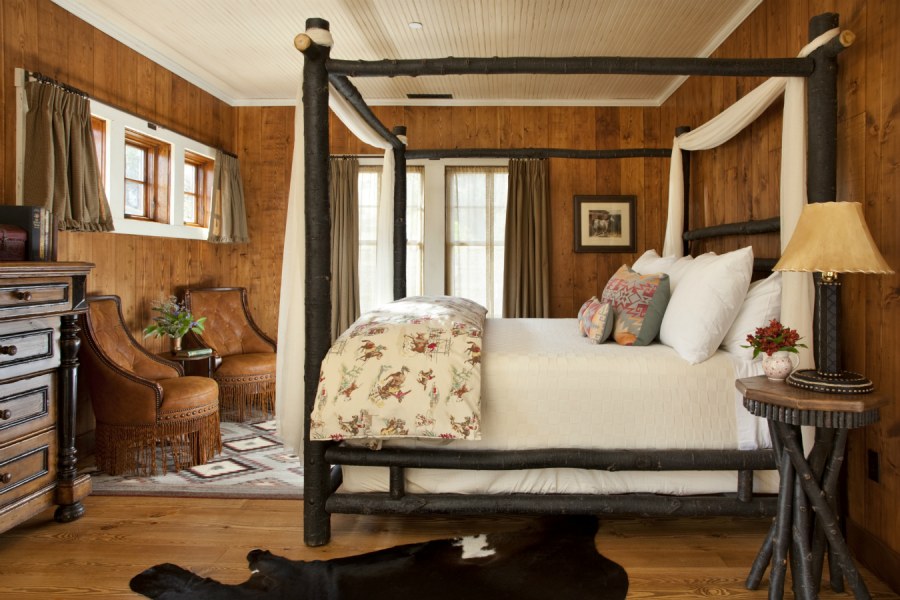 Портрет в интерьере деревянного дома