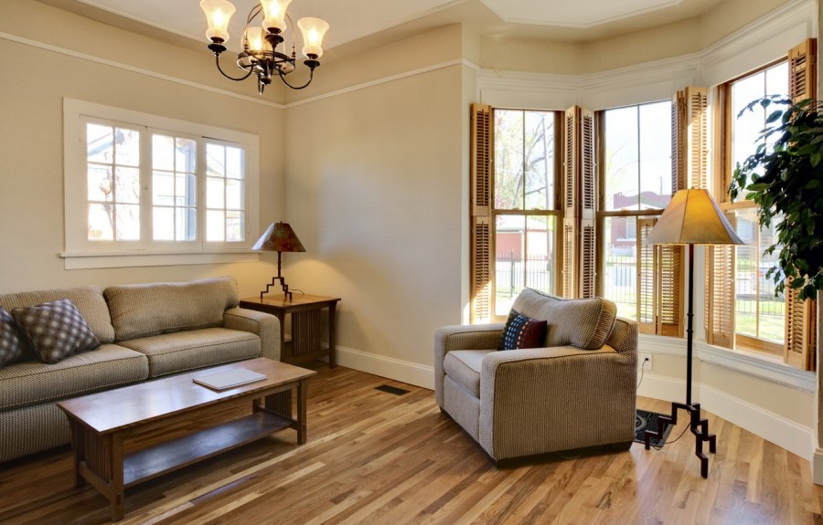 Гостиная в дачном домике бежевая