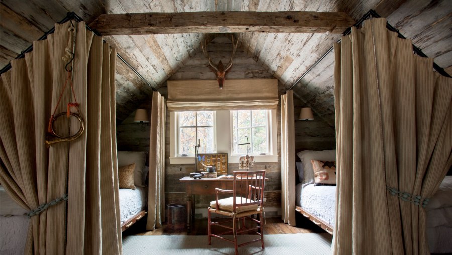 Интерьер деревянного дома с яркими акцентами