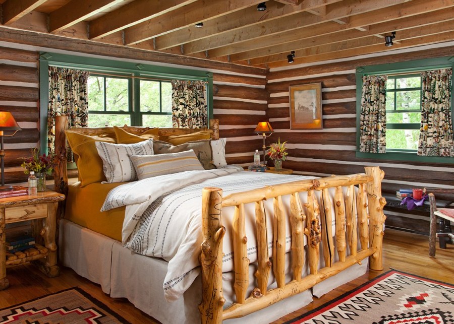 Комната с деревянной стеной