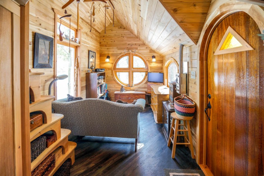 Уютный деревянный домик внутри