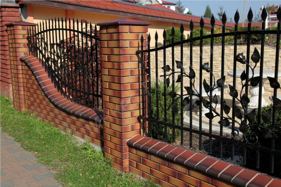 Кирпичный забор