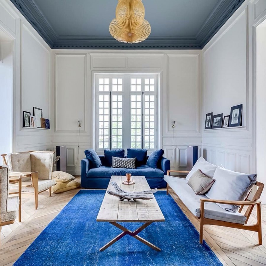Интерьер современная классика с синими стенами