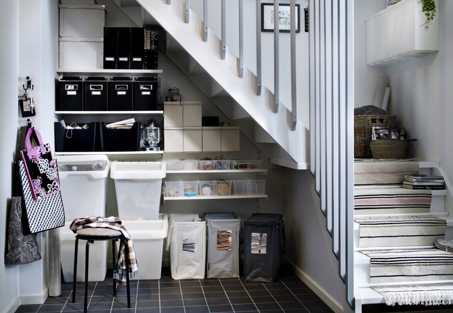 Столик за диваном