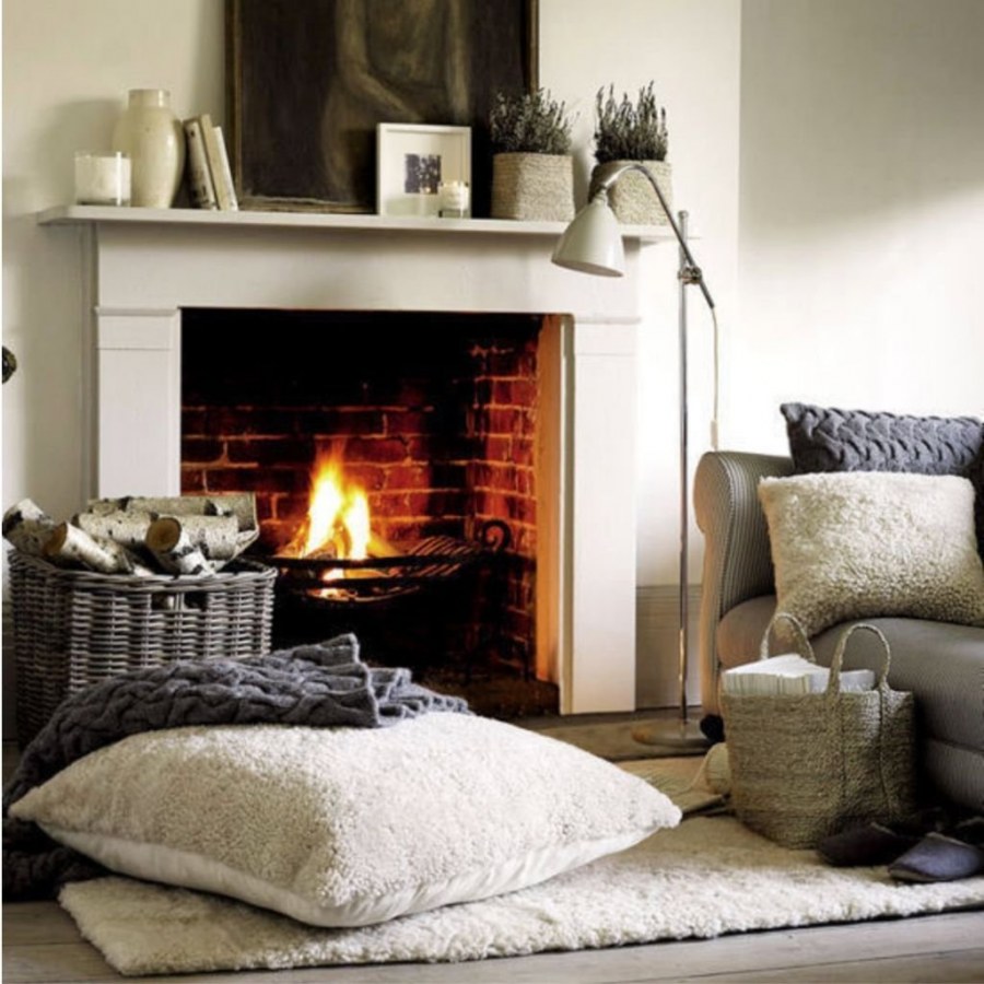 Уютная комната с камином