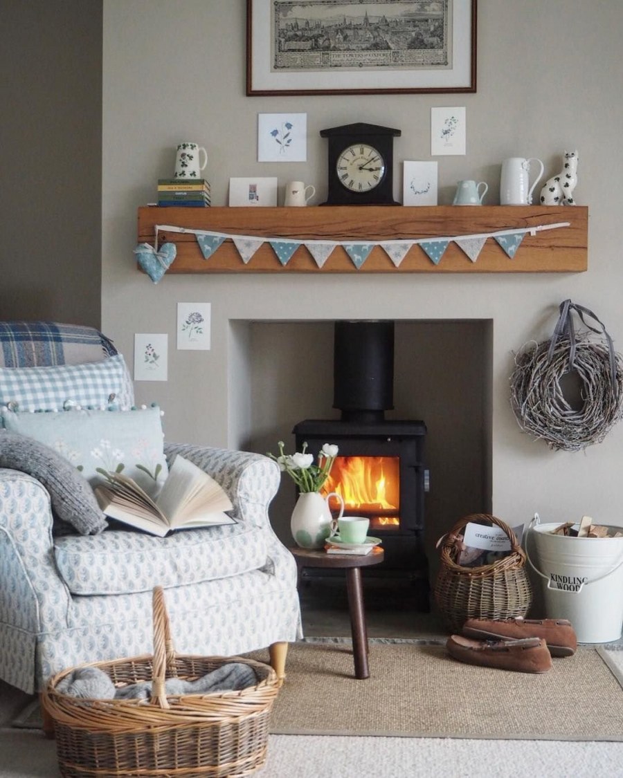 Уютная комната с камином