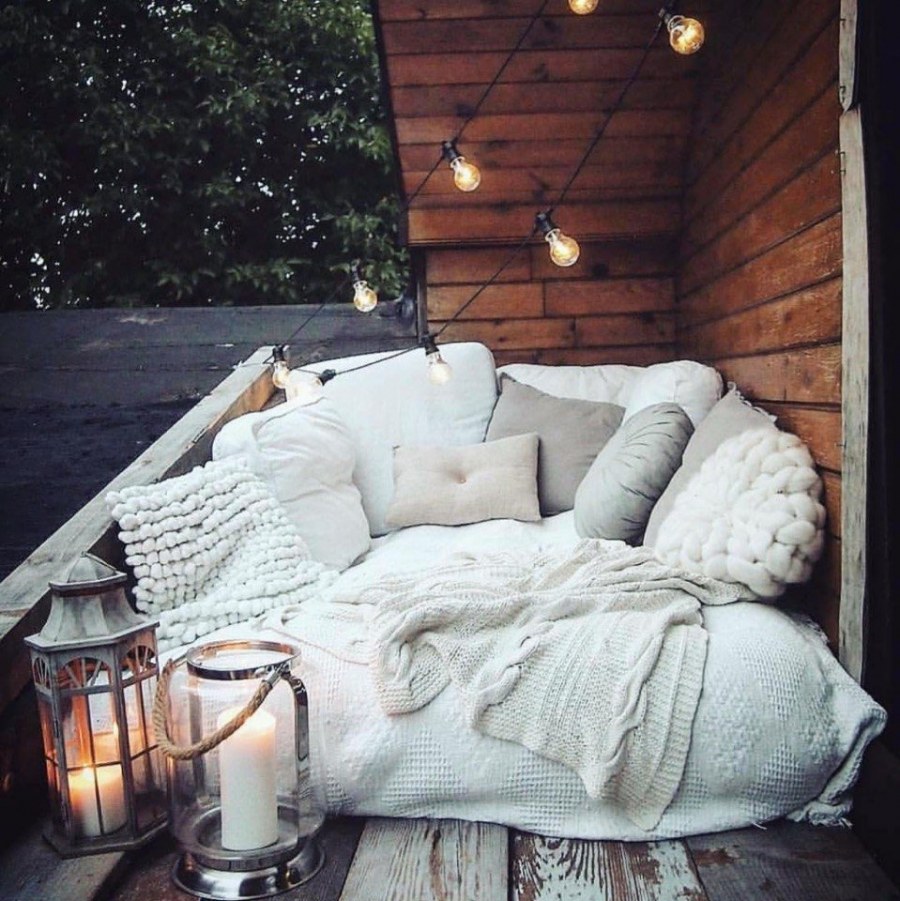 Уютная кровать с подушками