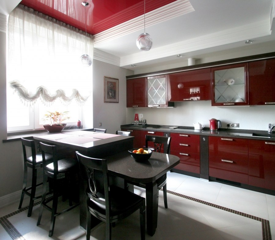 Бордовая кухня