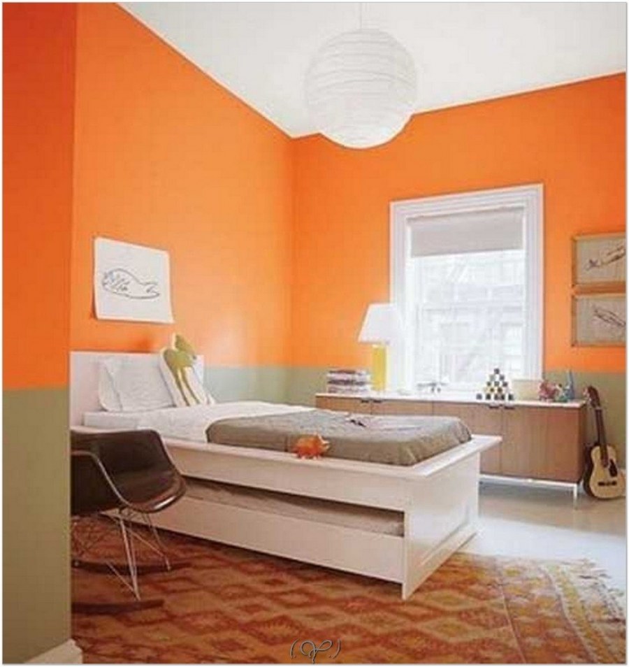 Комната с оранжевыми стенами