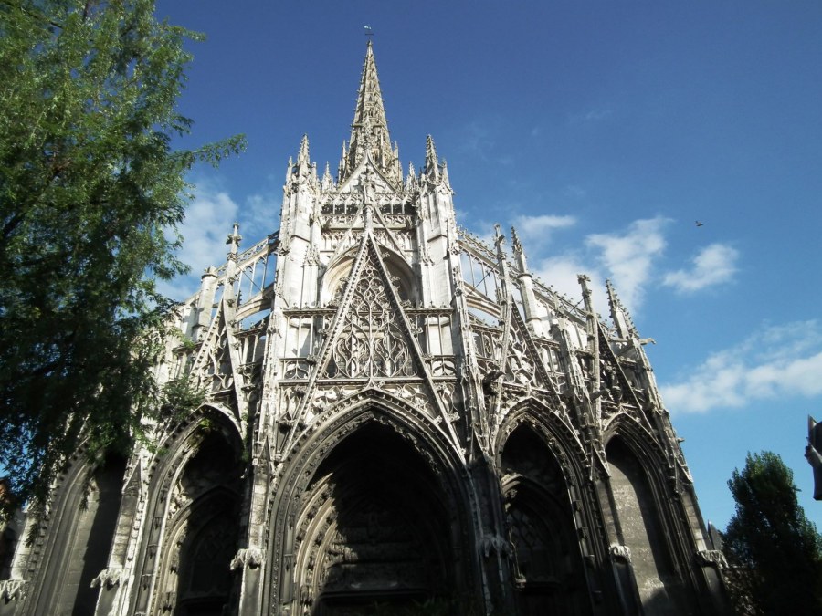 Готический собор интерьер полутьма