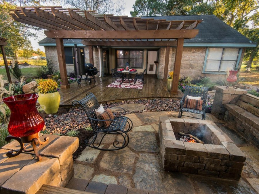 Патио на даче с мангалом