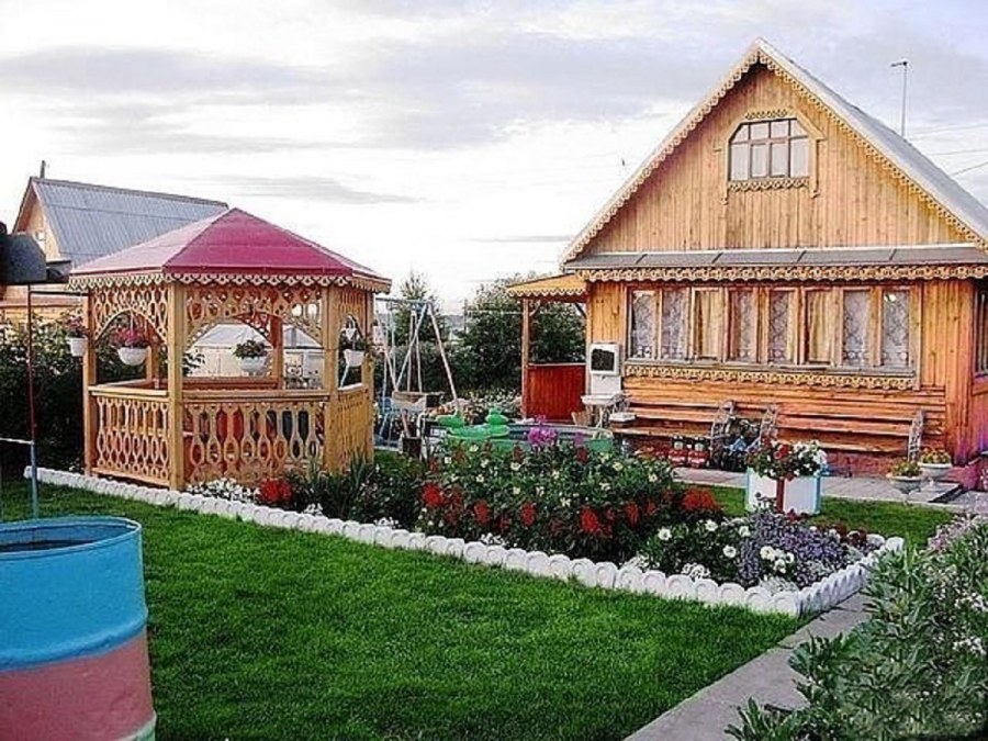 Благоустроенный двор в деревне