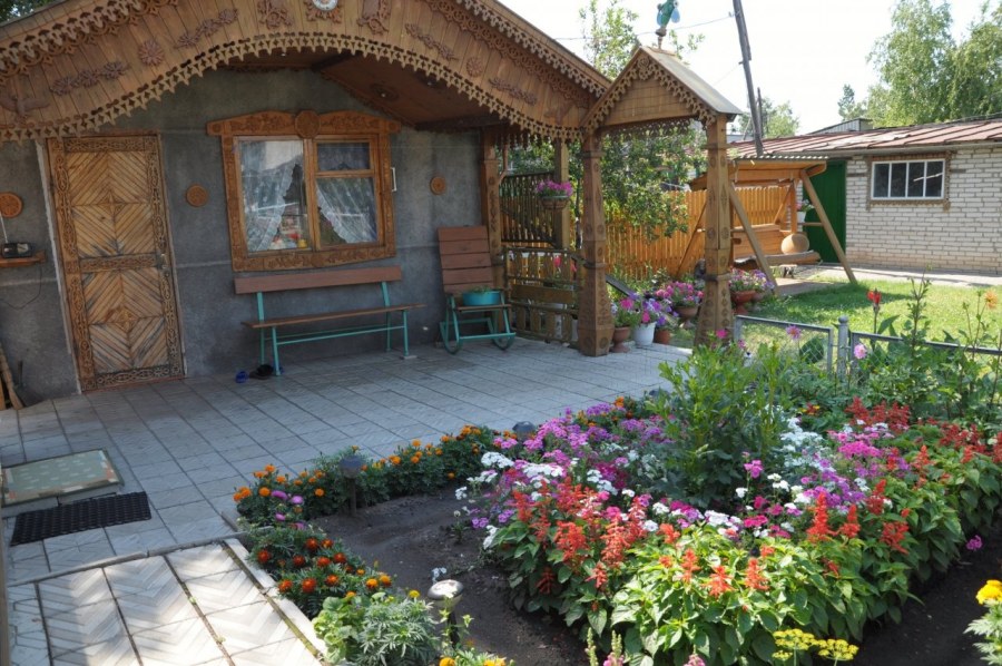 Красивый деревенский двор