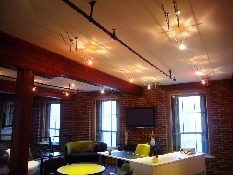 Трековые светильники в гараже