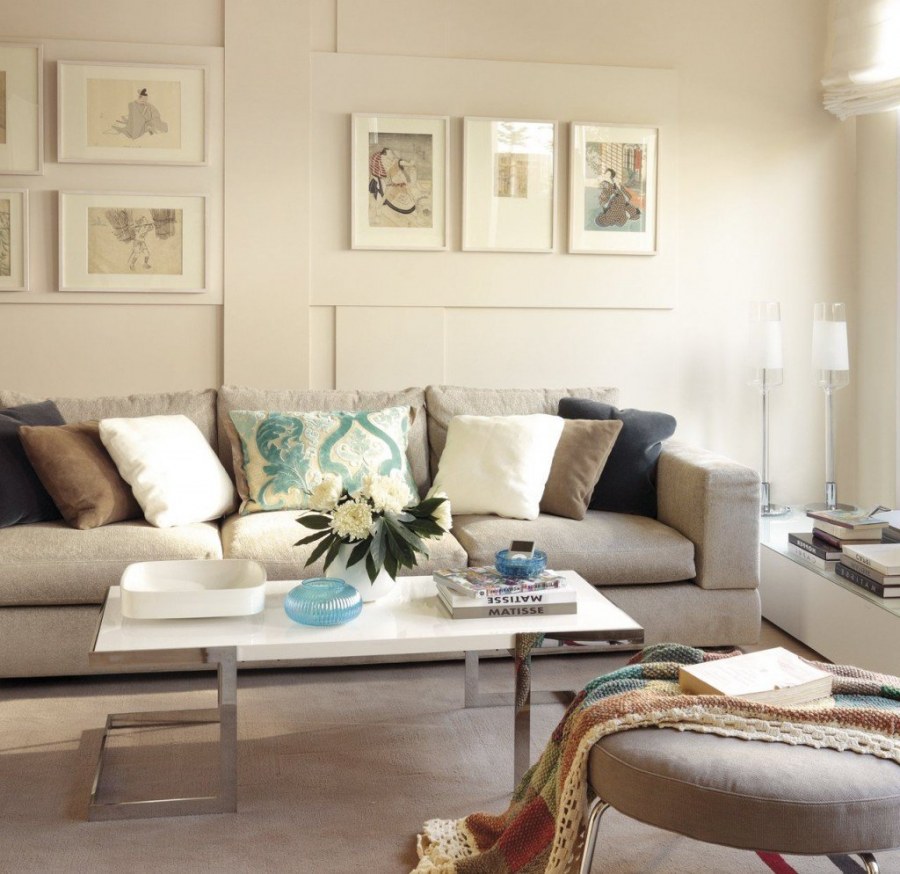 Диван в светлой гостиной