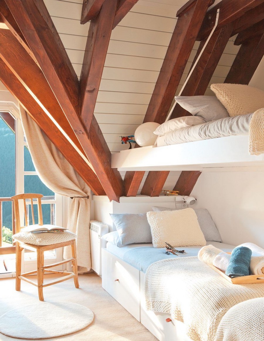 Кровать на мансарде