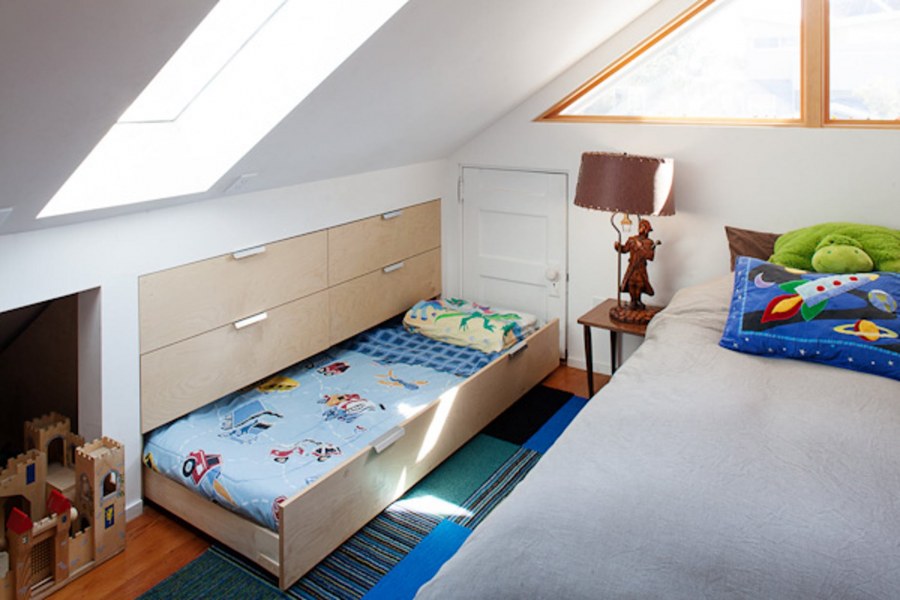 Кровать под скатом крыши