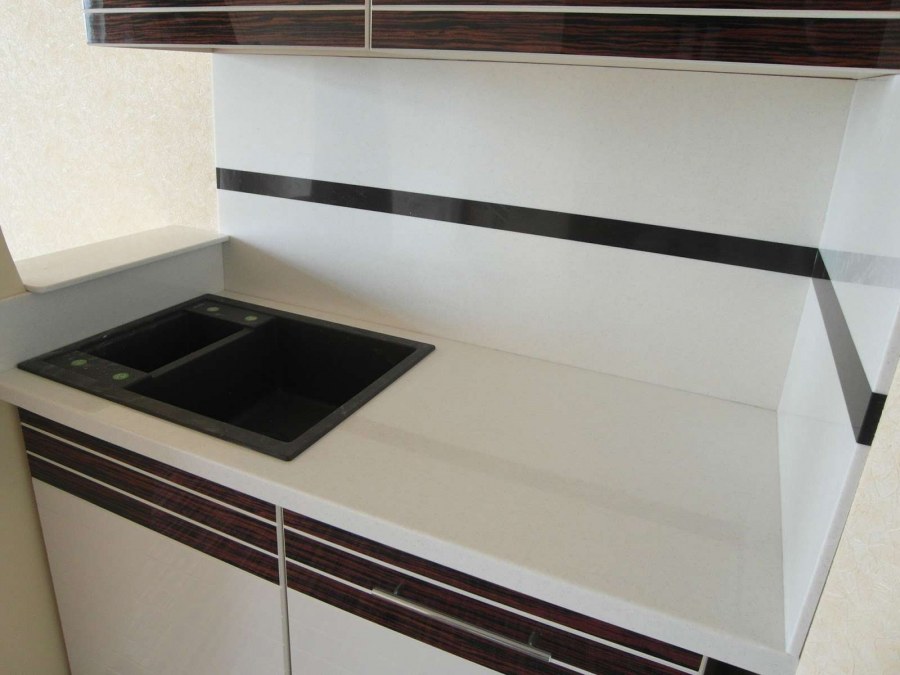 Столешница и стеновая панель из искусственного камня