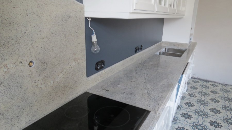 Стык столешницы и фартука