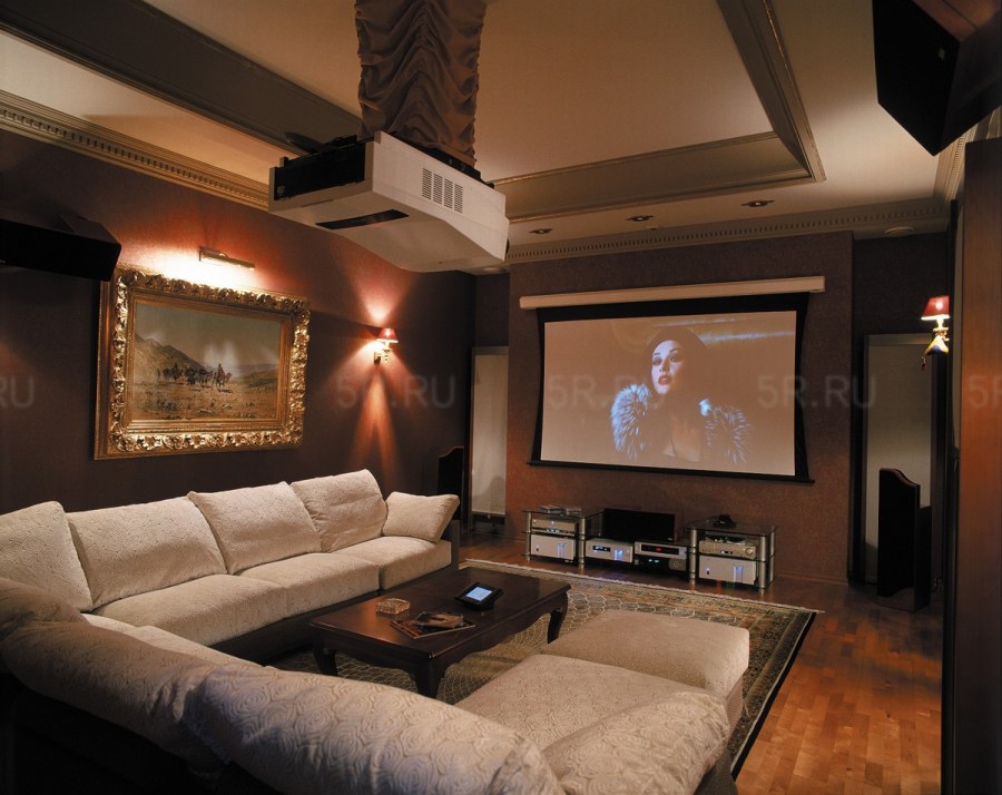 Интерьер домашнего кинотеатра в загородном