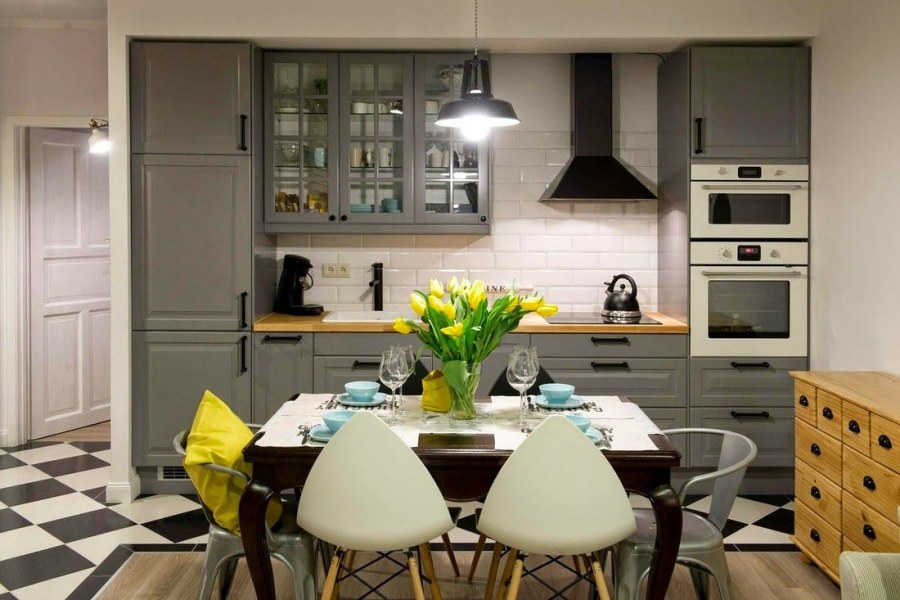 Кухня серая Будбин икеа с диваном