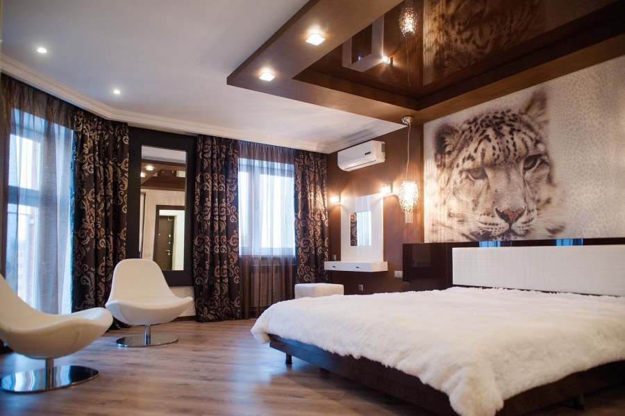 Дизайн комнаты с коричневым потолком фото