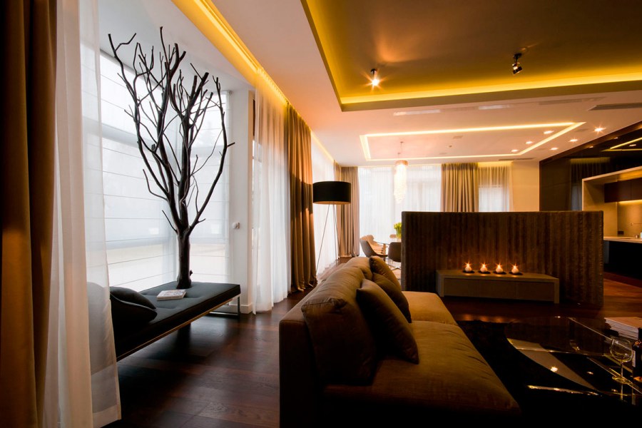 Интерьер зала с угловым диваном