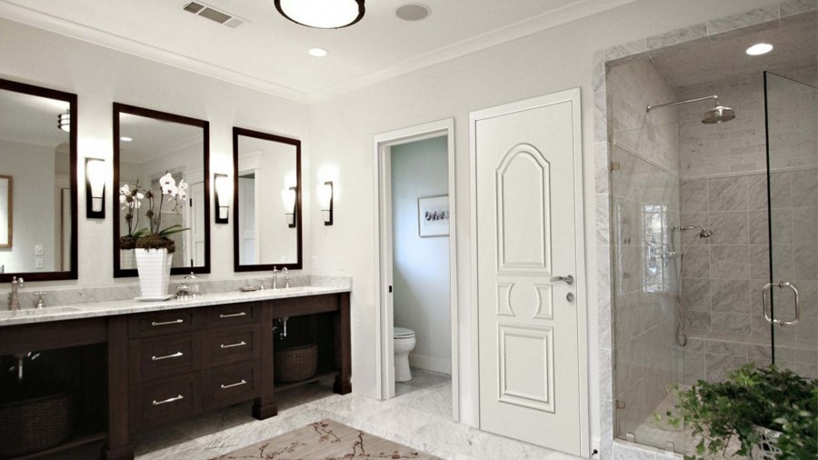 Ванная с белой дверью