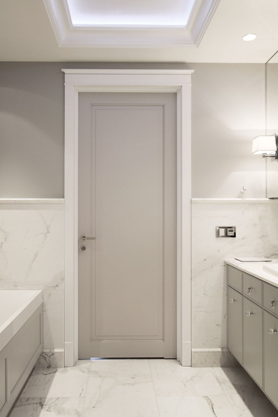 Белая дверь в ванную