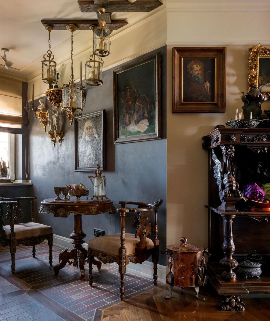 Квартира с антикварной мебелью