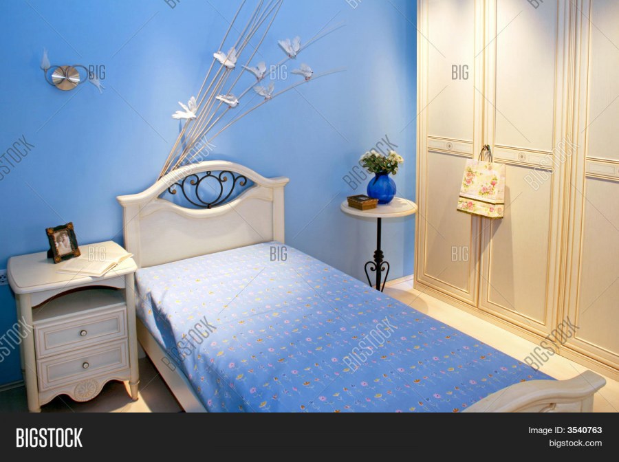 Спальня для девочки в голубых тонах